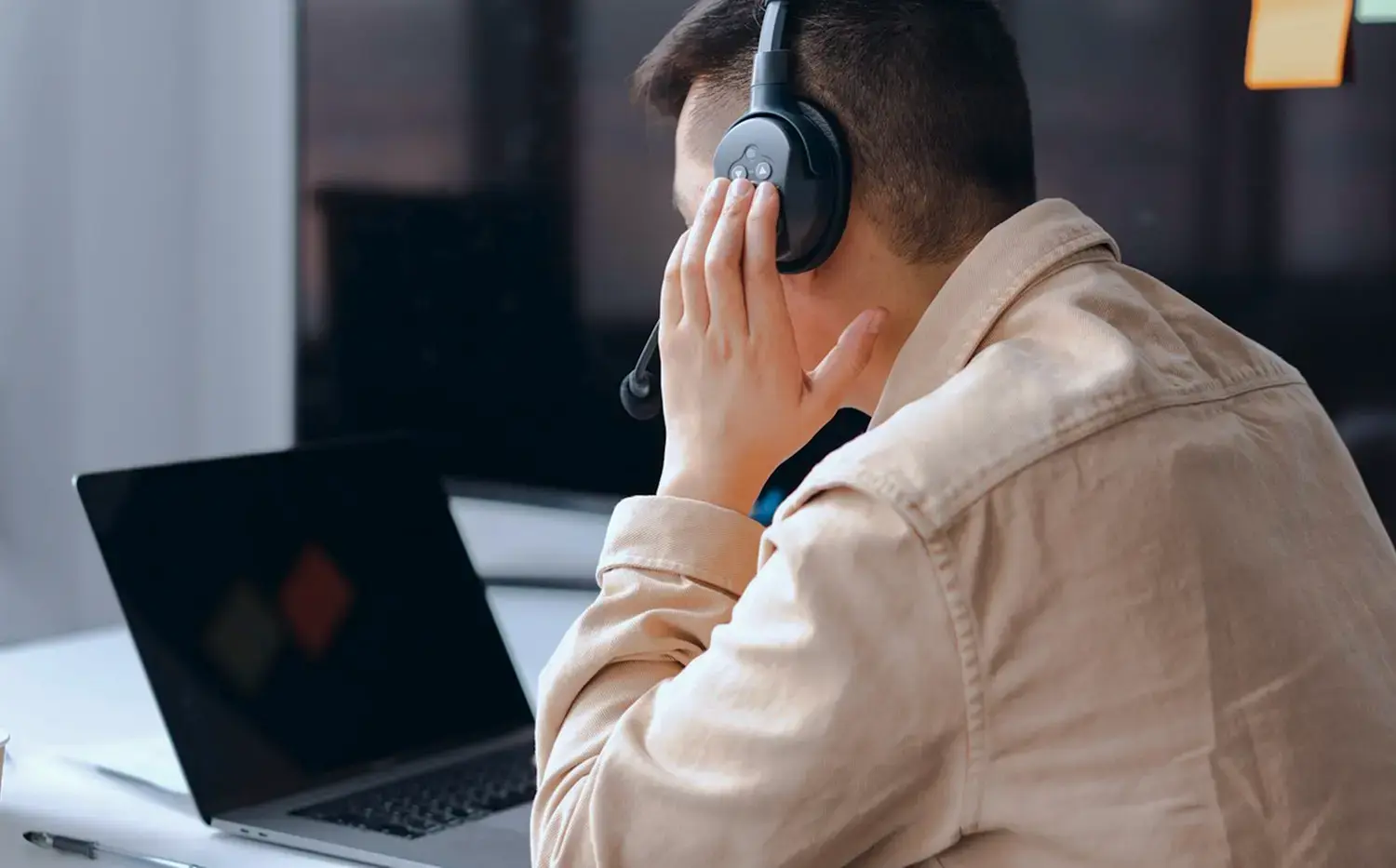 Professionnel accompagnant un utilisateur dans la prise en main de son ordinateur.