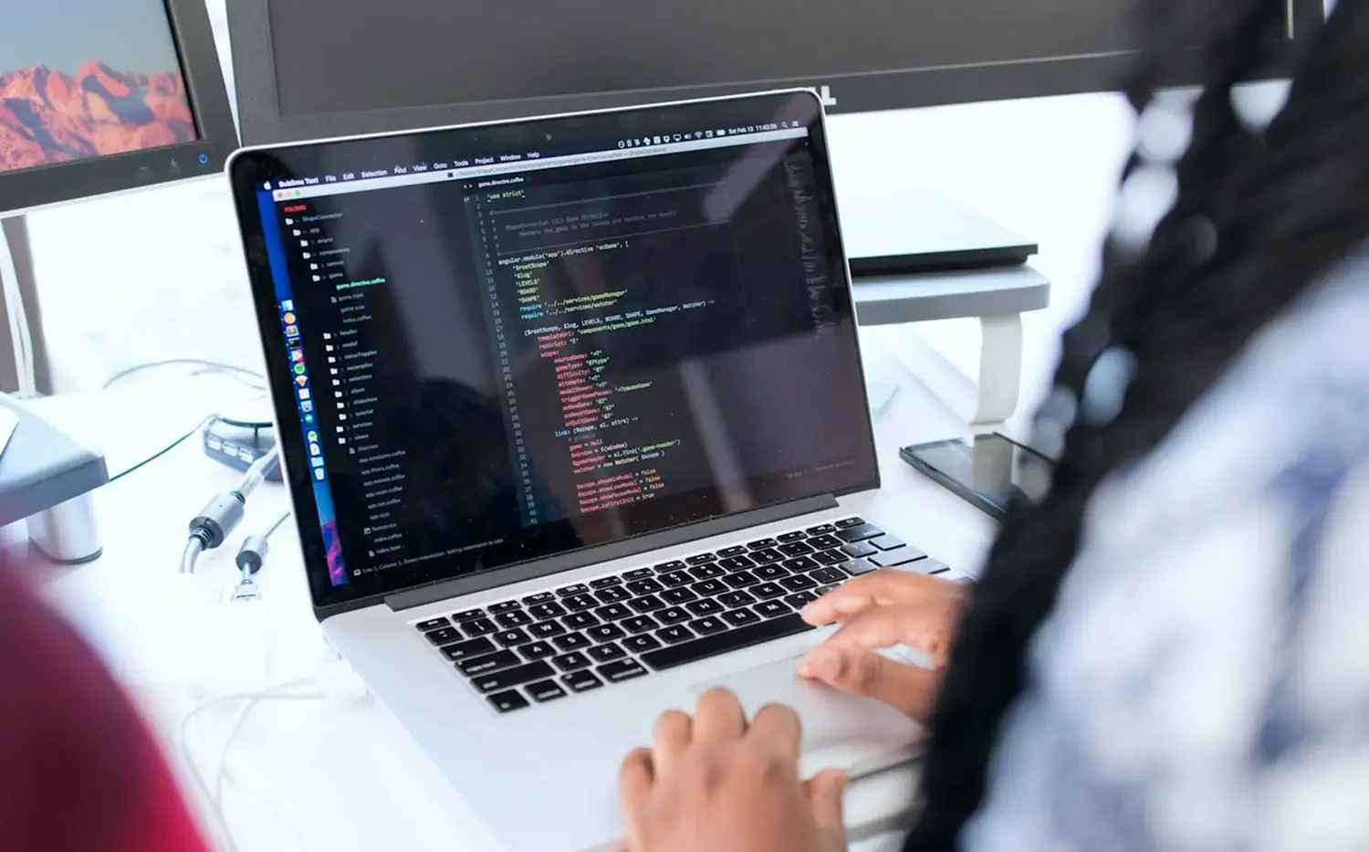 Technicien réalisant une analyse complète d'un ordinateur portable.